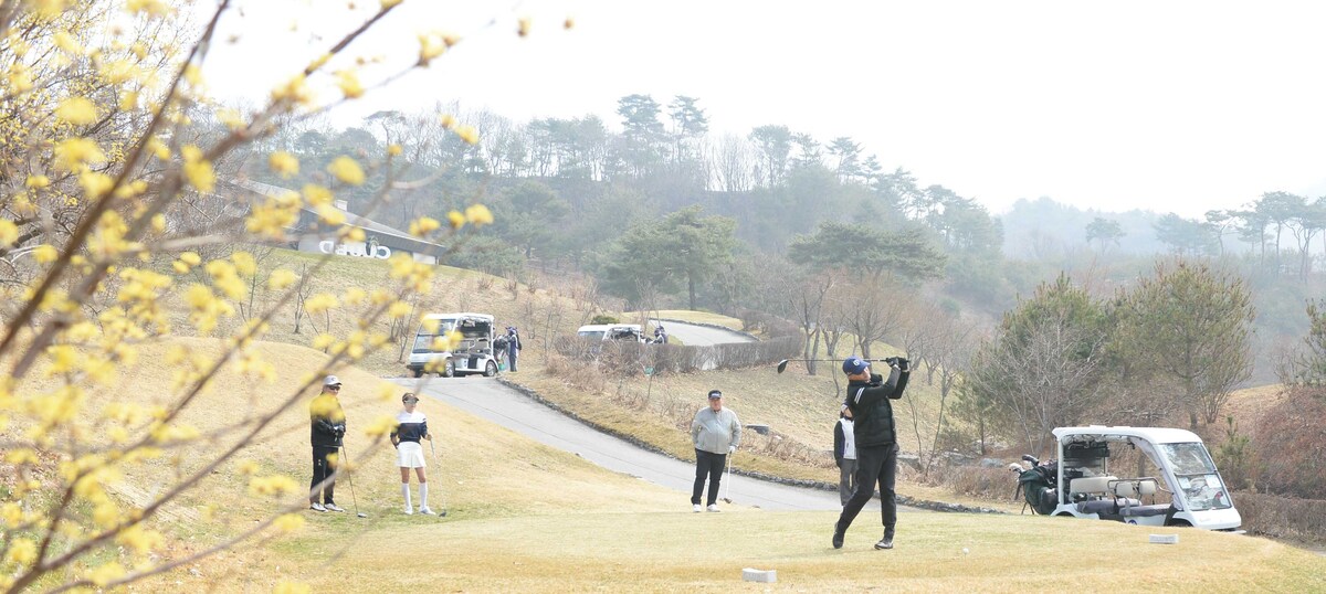 ‘2026 세계비즈앤스포츠월드 소아암 어린이 돕기 VIP초청 자선골프대회’ 참가자가 27일 드라이버샷을 하고 있다. 춘천=김용학 기자 yhkim@sportsworldi.com