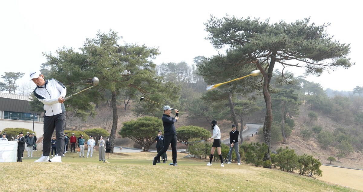 ‘2026 세계비즈앤스포츠월드 소아암 어린이 돕기 VIP초청 자선골프대회’에서 27일 시타 행사가 진행되고 있다. 춘천=김용학 기자 yhkim@sportsworldi.com