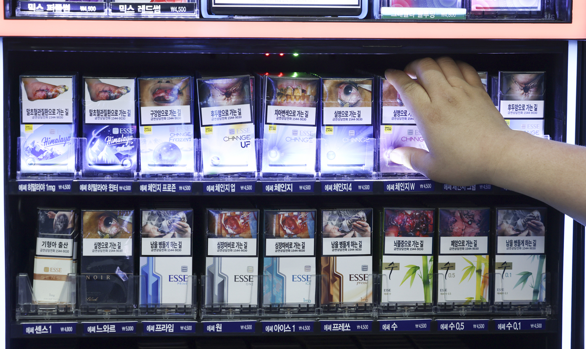 1월 14일 서울 시내의 한 편의점에 담배 매대 모습이 보이고 있다. 사진=뉴시스