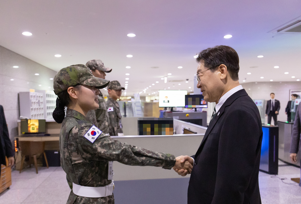 지난 27일 이재명 대통령이&nbsp;서울 용산 국방부에서 열린 전군주요지휘관회의를 마친 뒤 근무 중인 장병들과 악수하고 있다. 사진=청와대 제공
