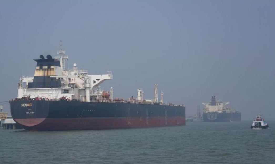 사우디아라비아에서 원유를 싣고 호르무즈 해협을 통과한 라이베리아 국적의 유조선 선룽 수에즈 막스호가 지난 12일 인도 뭄바이항에 입항하고 있는 모습이 포착됐다. 사진=AP/뉴시스