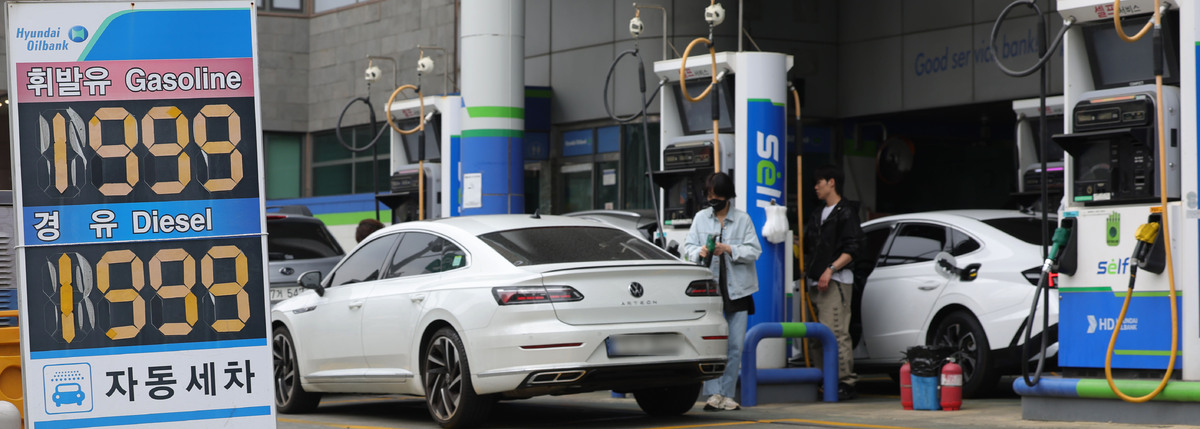 2차 석유 최고가격제 시행 나흘째인 30일 서울 휘발유 가격이 리터당 1900원을 돌파한 가운데 서울 시내 한 주유소에 유가 정보가 표시돼 있다. 한국석유공사의 유가정보시스템을 보면 오늘(30일) 오후 1시 기준 서울 주유소의 평균 리터당 휘발유 가격은 1,930.55원으로 어제보다 16.09원 올랐다. 서울 경윳값은 하루 만에 13.29원 오른 1,907.39원을 기록하며 휘발윳값에 이어 1,900원을 돌파했다. 뉴시스