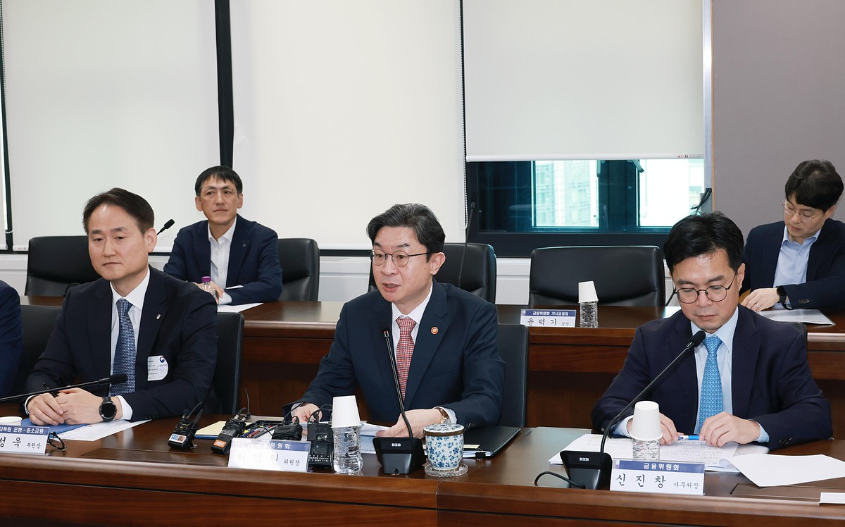 이억원 금융위원장(가운데)이 1일 정부서울청사에서 열린 가계부채 점검회의에서 모두발언을 하고 있다. 금융위 제공