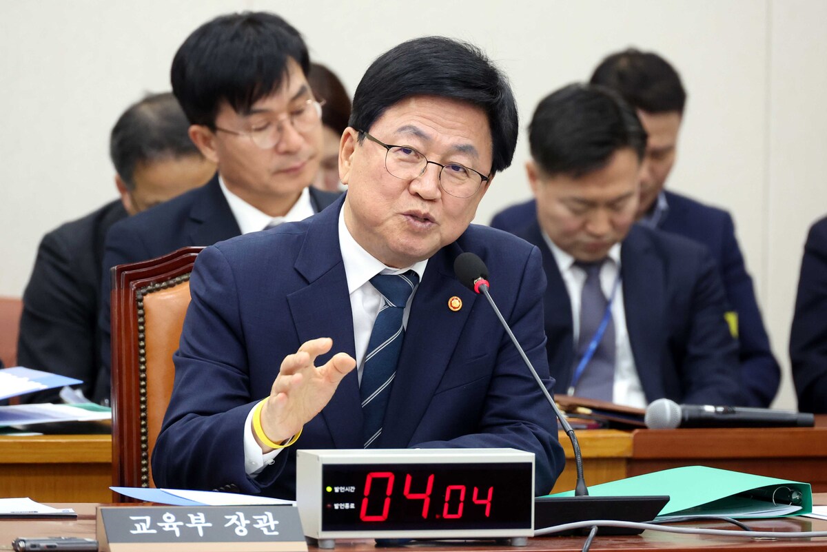 최교진 교육부 장관이 1일 국회에서 열린 교육위원회 전체회의에서 의원 질의에 답변하고 있다. 뉴시스