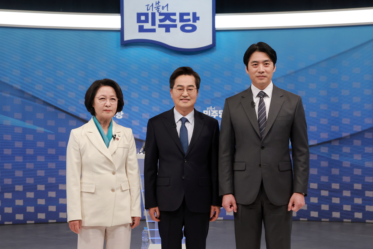 더불어민주당 추미애(왼쪽부터)·김동연·한준호 경기도지사 경선후보가 1일 서울 양천구 SBS 목동 스튜디오에서 열린 더불어민주당 경기도지사 후보자 2차 TV 합동토론회에 참석해 기념 촬영하고 있다. 뉴시스