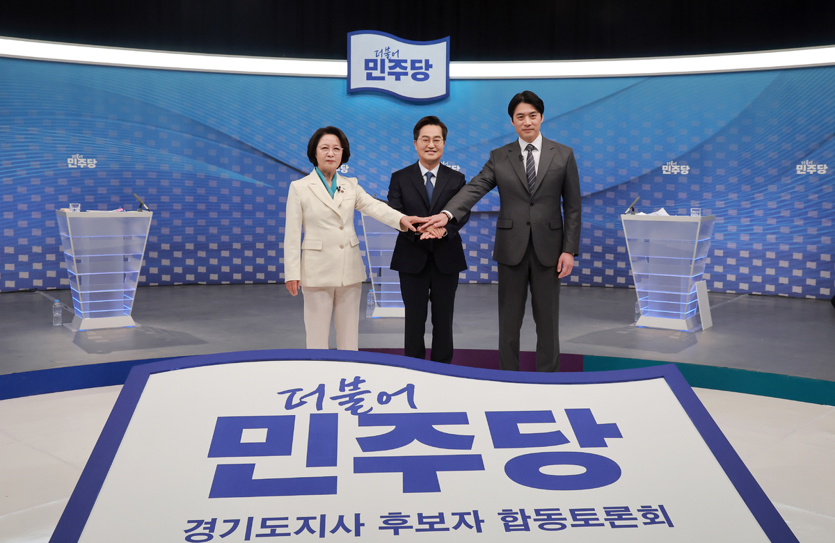 더불어민주당 추미애(왼쪽부터)·김동연·한준호 경기도지사 경선후보가 1일 서울 양천구 SBS 목동 스튜디오에서 열린 더불어민주당 경기도지사 후보자 2차 TV 합동토론회에 참석해 기념 촬영하고 있다. 뉴시스