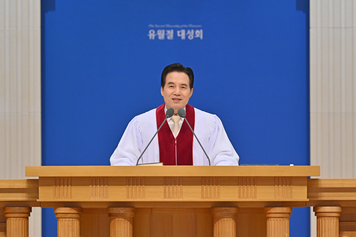 유월절 대성회에서 설교 중인 총회장 김주철 목사.