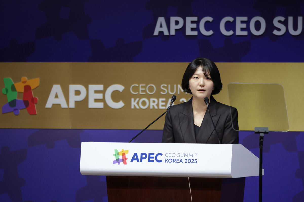 최수연 네이버 대표가 3일 에마뉘엘 마크롱 프랑스 대통령을 만나 AI 관련 협업 방안을 논의했다. 사진은 지난해 10월 경주 APEC CEO 서밋에서 발표하는 최 대표. 뉴시스