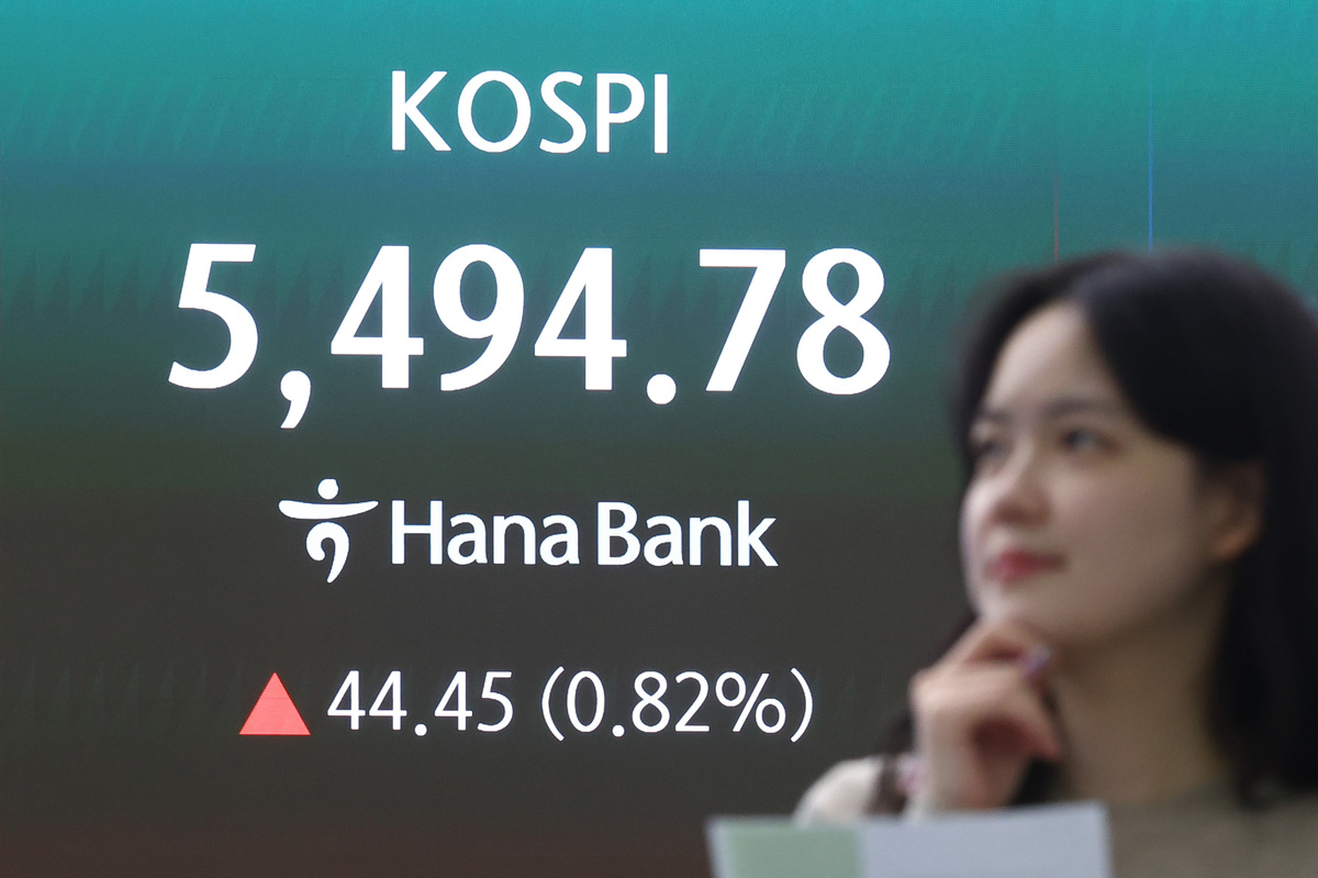 코스피가 전 거래일(5450.33)보다 44.45포인트(0.82%) 오른 5494.78에 마감한 7일 서울 중구 하나은행 딜링룸 전광판에 지수가 표시돼 있다. 뉴시스