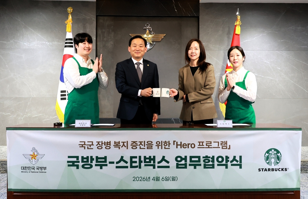 이수연 스타벅스 전략기획본부장(오른쪽 두 번째)과 이두희 국방부 차관(오른쪽 세 번째) 등 관계자들이 ‘국군 장병 복지 증진을 위한 히어로 프로그램’ 업무협약 체결 후 기념사진을 찍고 있다. 스타벅스 코리아 제공