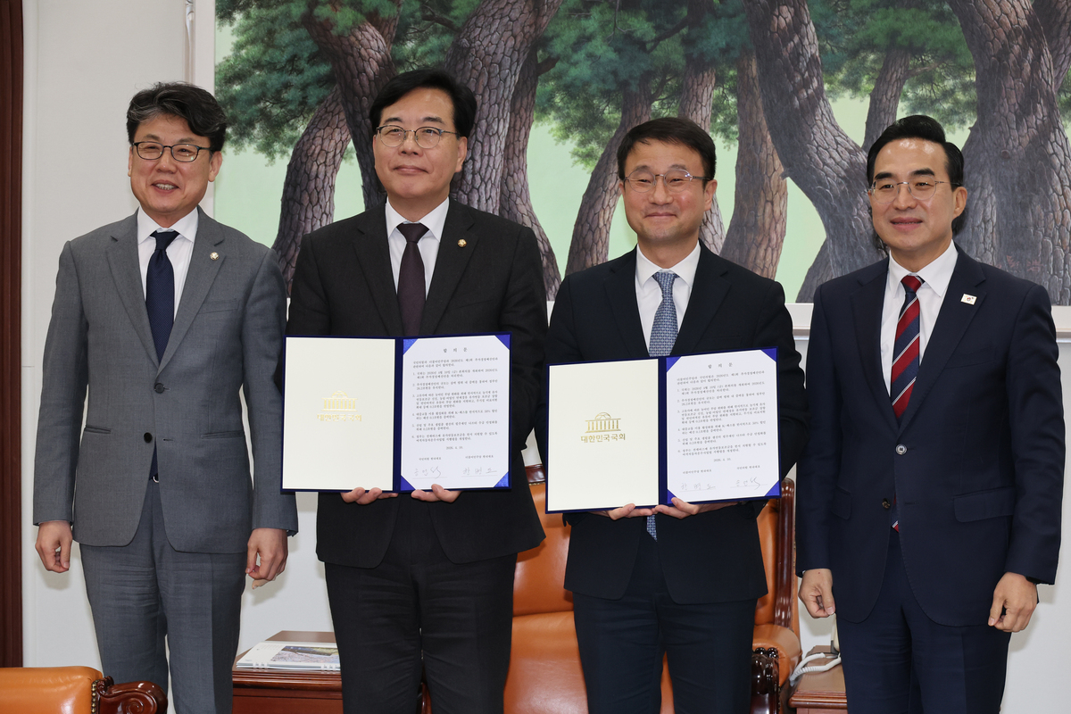 한병도 더불어민주당 원내대표와 송언석 국민의힘 원내대표를 비롯한 참석자들이 10일 오후 서울 여의도 국회에서 2026년도 제1회 추가경정예산안 합의문 서명을 마친 뒤 기념촬영을 하고 있다. 뉴시스