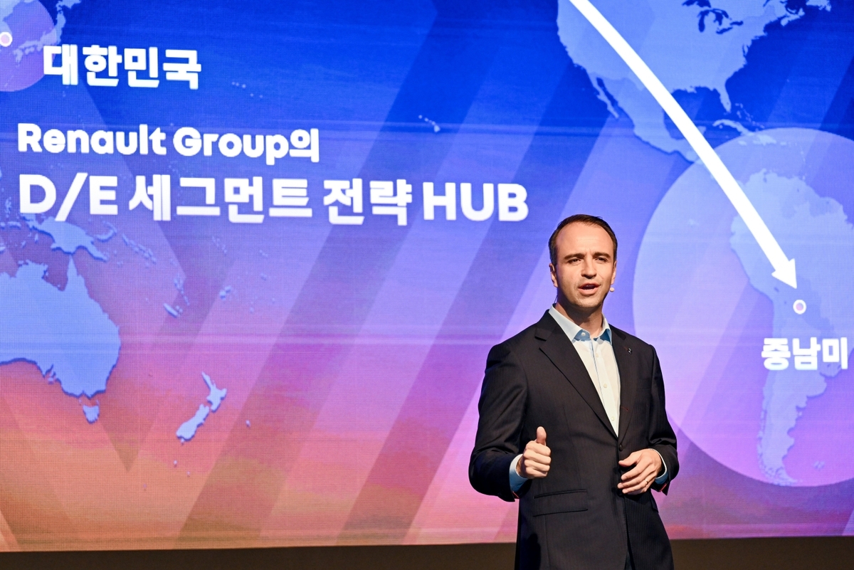 니콜라 파리 르노코리아 사장이 14일 서울 용산구 그랜드 하얏트 호텔에서 열린 기자 간담회에서 중장기 전략을 발표하고 있다.&nbsp;르노코리아 제공