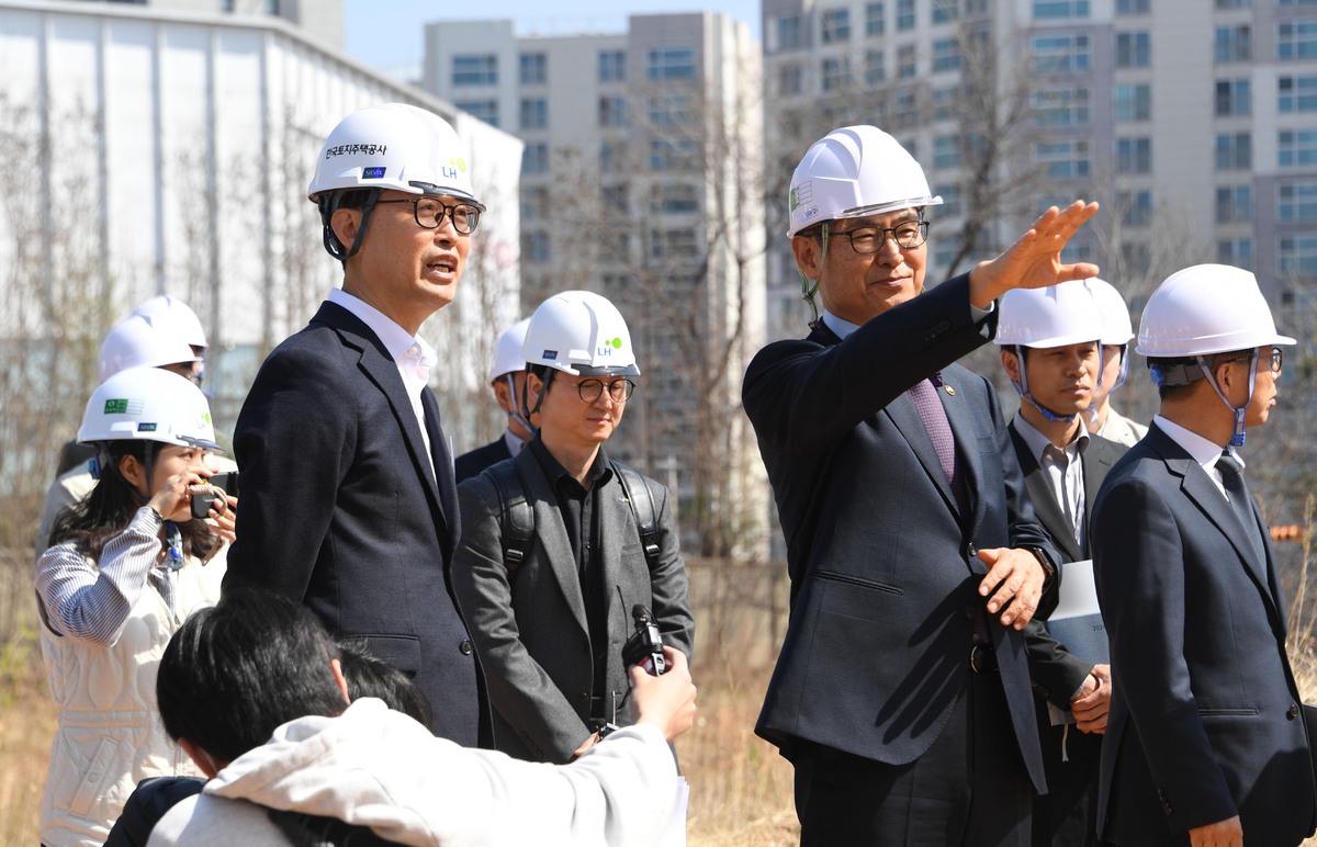 허장(오른쪽 세번째) 재정경제부 차관이 지난 8일 서울 강서 군부지 공공주택 개발 현장을 방문해 살펴보고 있다. 사진=재정경제부 제공