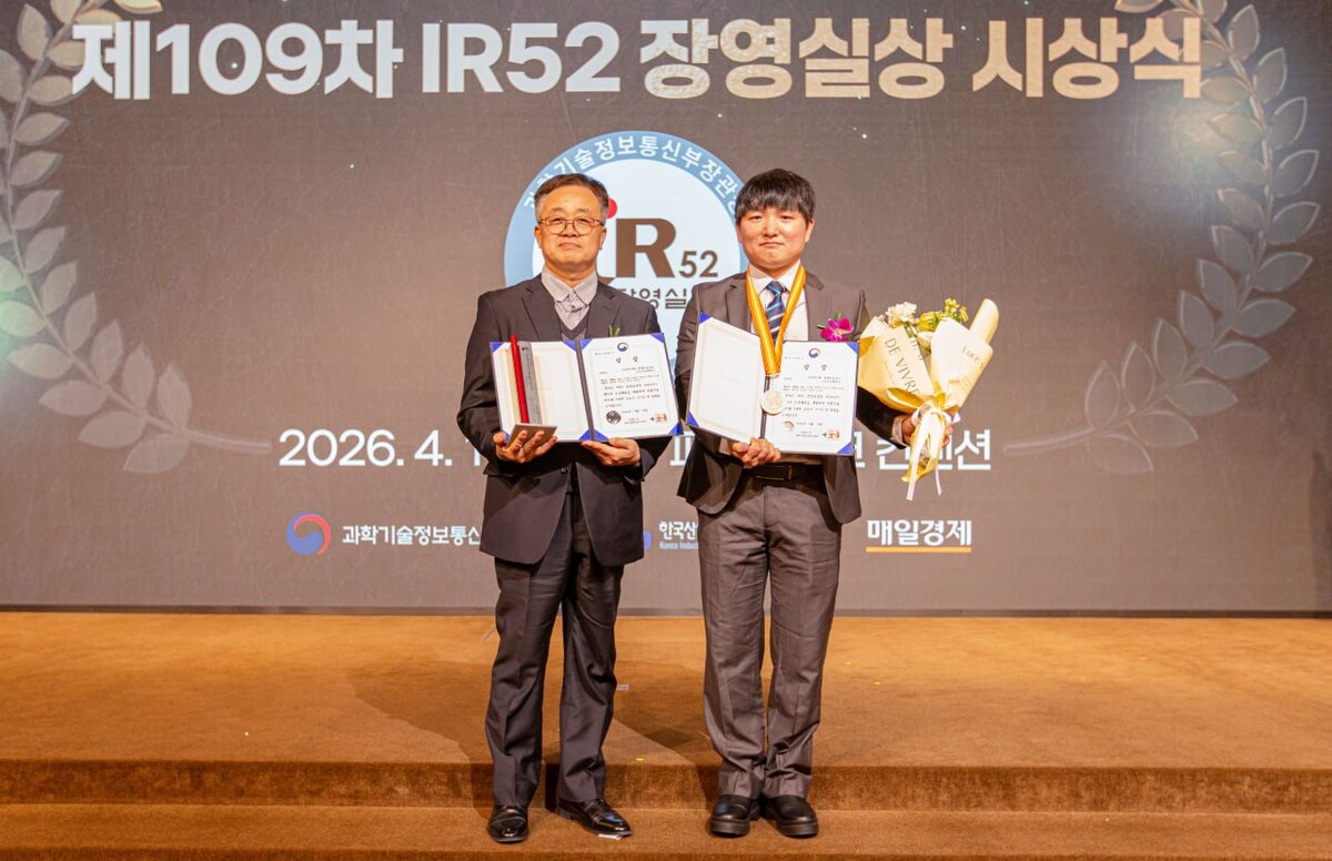 금호석유화학 관계자들이 장영실상 수상 기념사진을 찍고 있다. 금호석유화학 제공