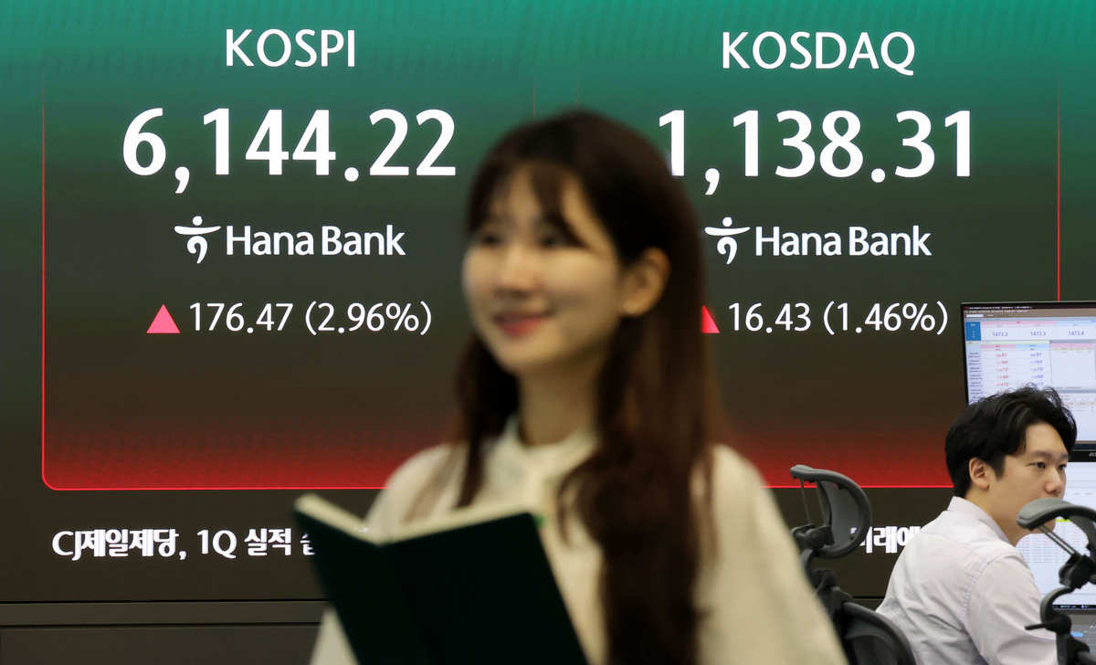 코스피가 전 거래일보다 173.85포인트(2.91%) 상승한 6141.60에 개장한 15일 오전 서울 중구 하나은행 딜링룸 전광판에 지수가 표시돼&nbsp;있다. 뉴시스