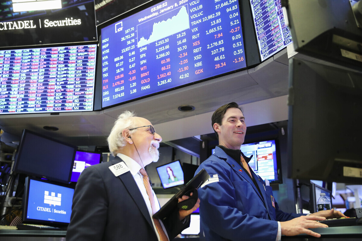 뉴욕증권거래소(NYSE)에서 트레이너들이 모니터를 바라보고 있다. AP/뉴시스