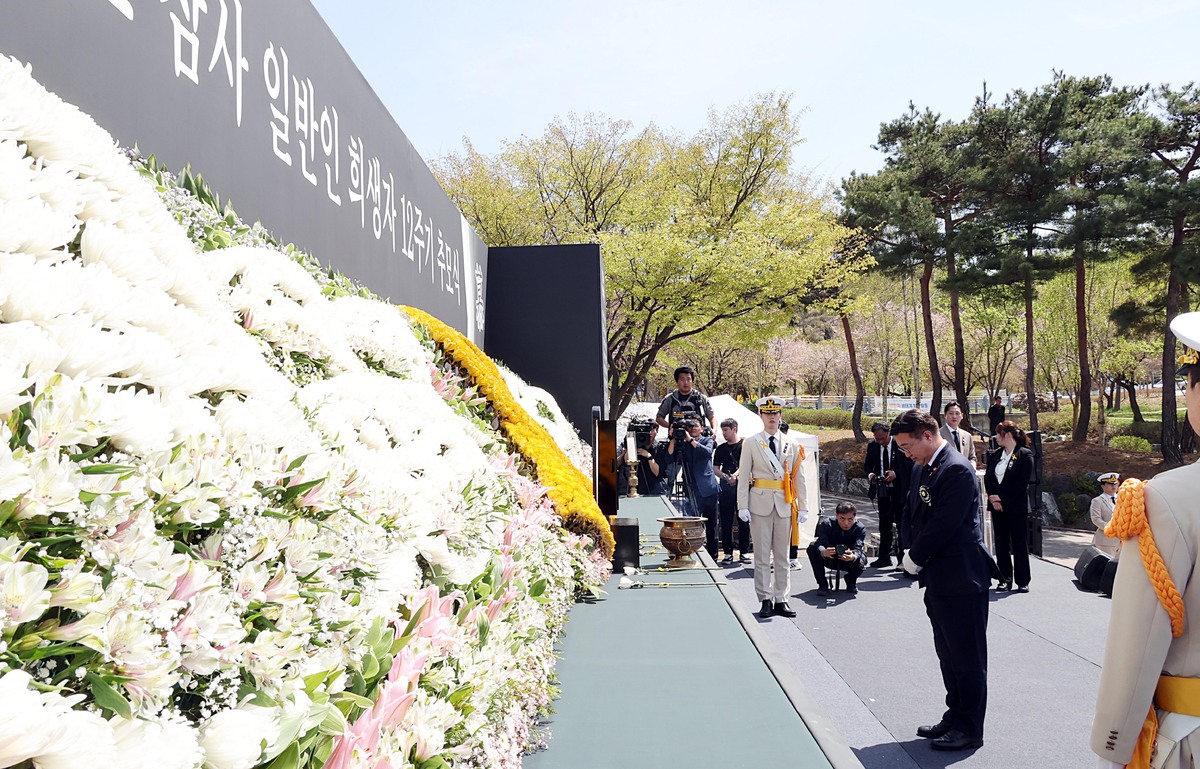 윤호중 행정안전부 장관이 16일 인천 부평구 인천가족공원에서 열린 세월호참사 일반인 희생자 12주기 추모식에서 묵념하고 있다.&nbsp; 사진= 뉴시스