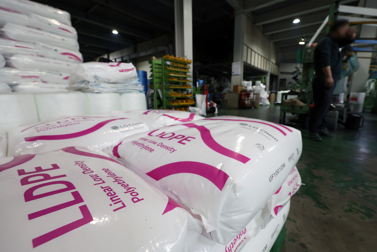 경기 안산시의 한 종량제 봉투 등 비닐 생산 업체에서 직원이 폴리에틸렌 원료를 점검하고 있다. 뉴시스