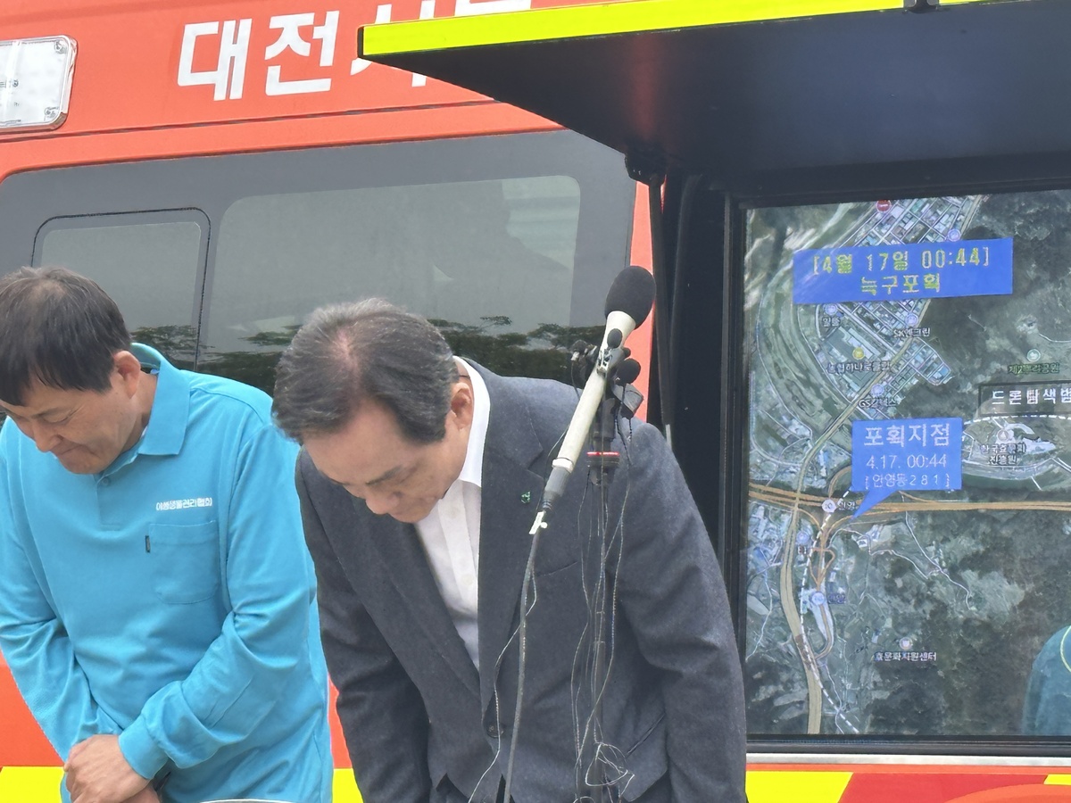 정국영 대전도시공사 사장이 17일 오전 대전 중구 사정동 오월드 앞에서 늑구 탈출에 대해 고개를 숙이며 사과하고 있다.&nbsp; 사진&nbsp;= 뉴시스