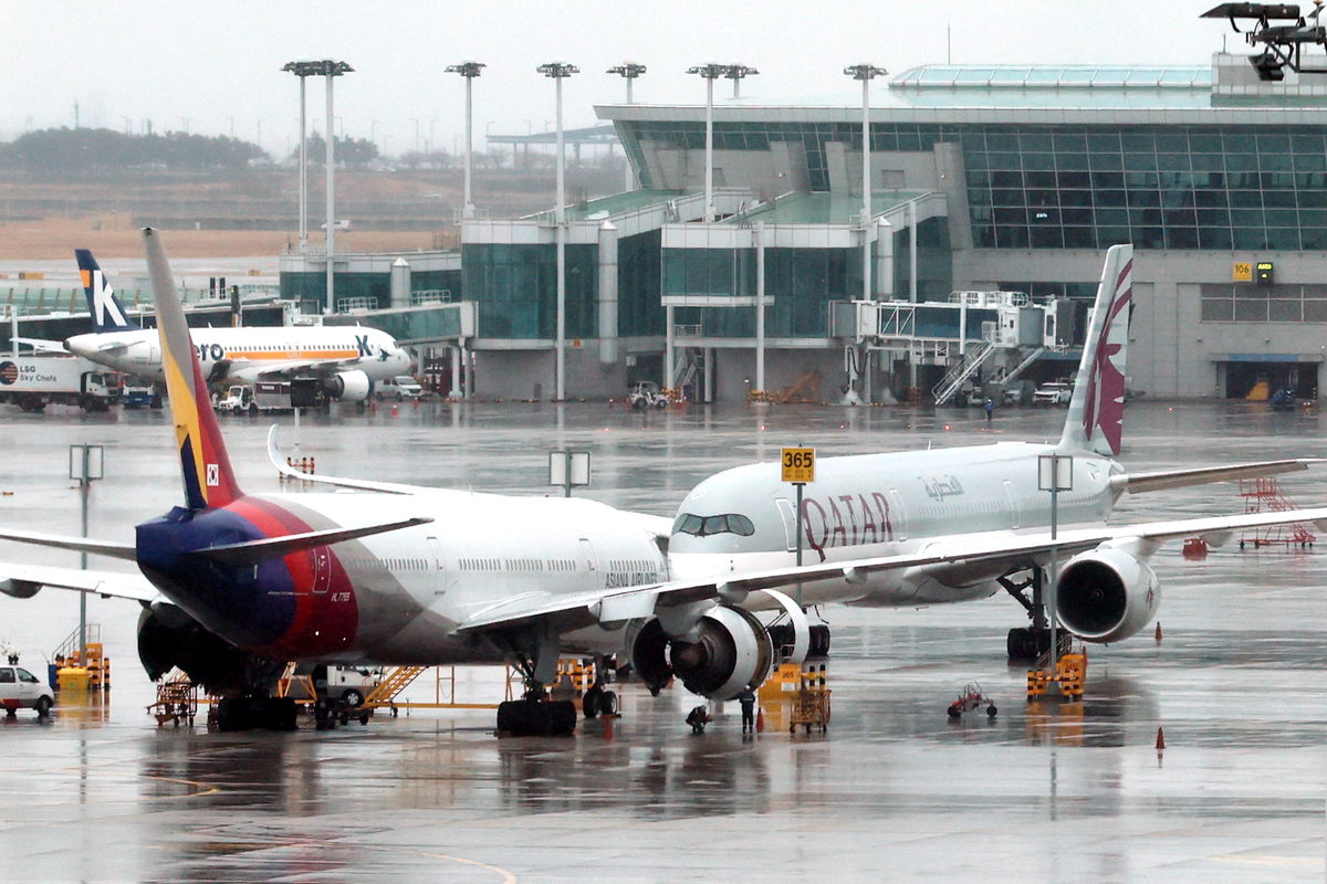 미국의 이란 공습으로 중동 지역의 군사적 긴장이 고조되면서 두바이행 등 일부 항공편이 운항 중단된 인천국제공항 주기장에 항공기가 세워져 있다. 뉴시스