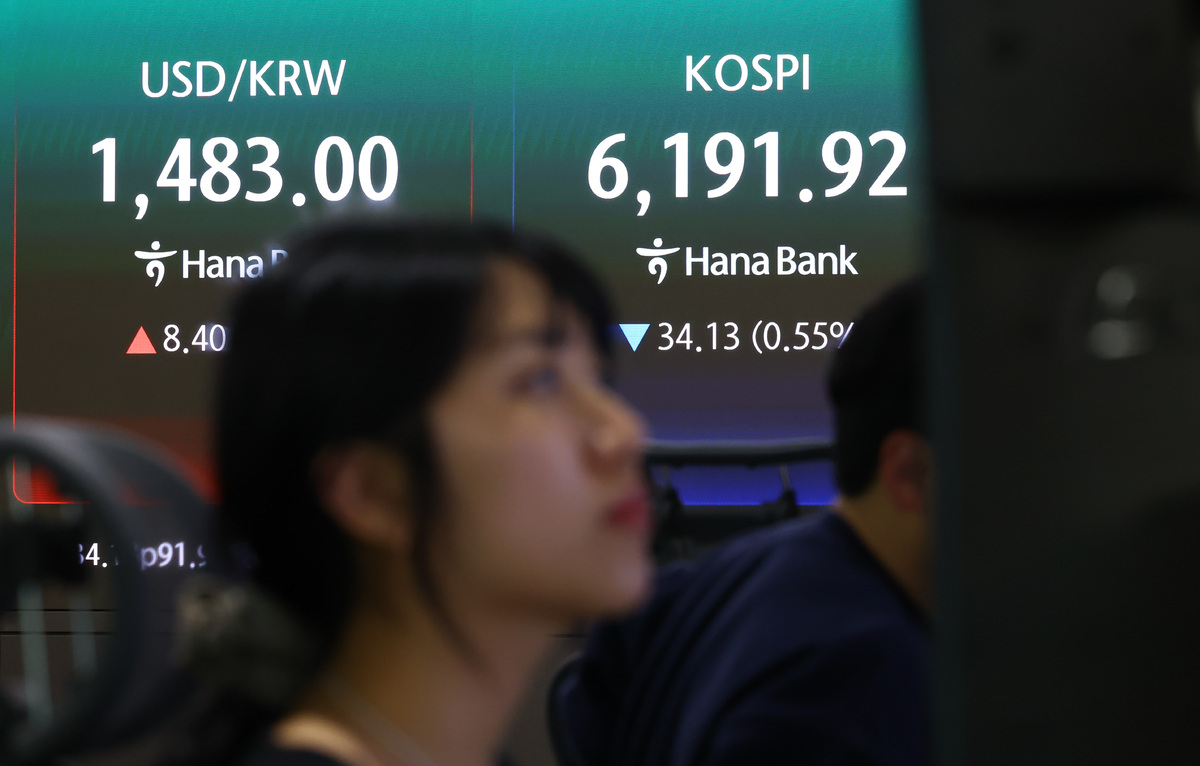 코스피가 전 거래일(6226.05)보다 34.13포인트(0.55%) 하락한 6191.92에 마감한 17일 오후 서울 중구 하나은행 딜링룸 전광판에 지수가 표시돼 있다. 뉴시스
