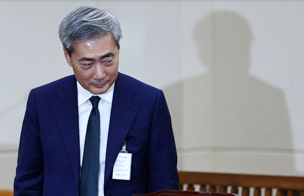 신현송 한국은행 총재 후보자가 지난 15일 국회 재정경제기획위원회에서 열린 인사청문회에서 인사말을 마치고 자리에 앉고 있다. 뉴시스