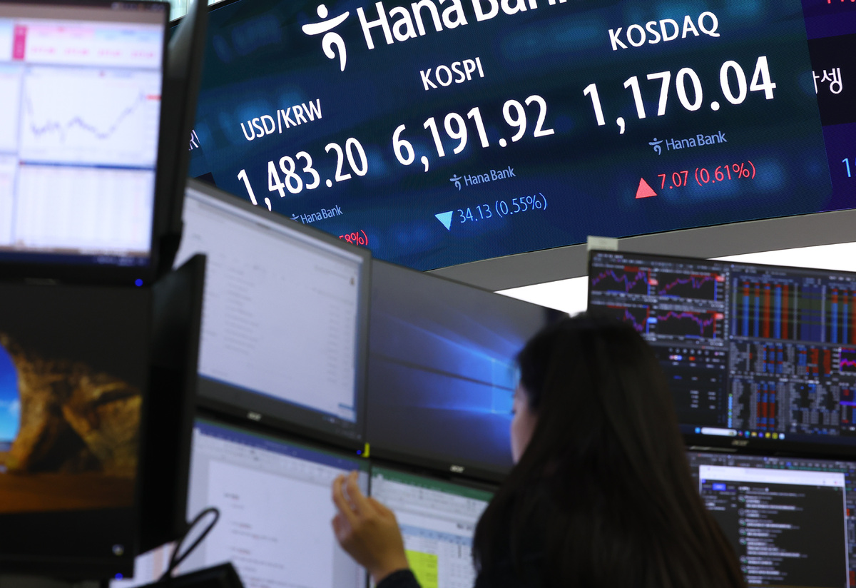 코스피가 전 거래일보다 34.13포인트(0.55%) 하락한 6191.92에 마감한 17일 오후 서울 중구 하나은행 딜링룸 전광판에 지수가 표시돼 있다. 뉴시스