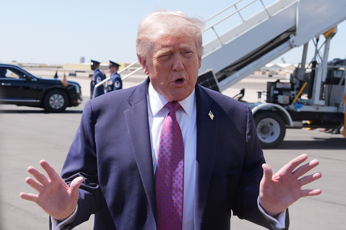 도널드 트럼프 미국 대통령이 18일 미 애리조나주 피닉스의 피닉스스카이하버 국제공항에 도착한 후 기자들 질문에 답하고 있다. AP/뉴시스