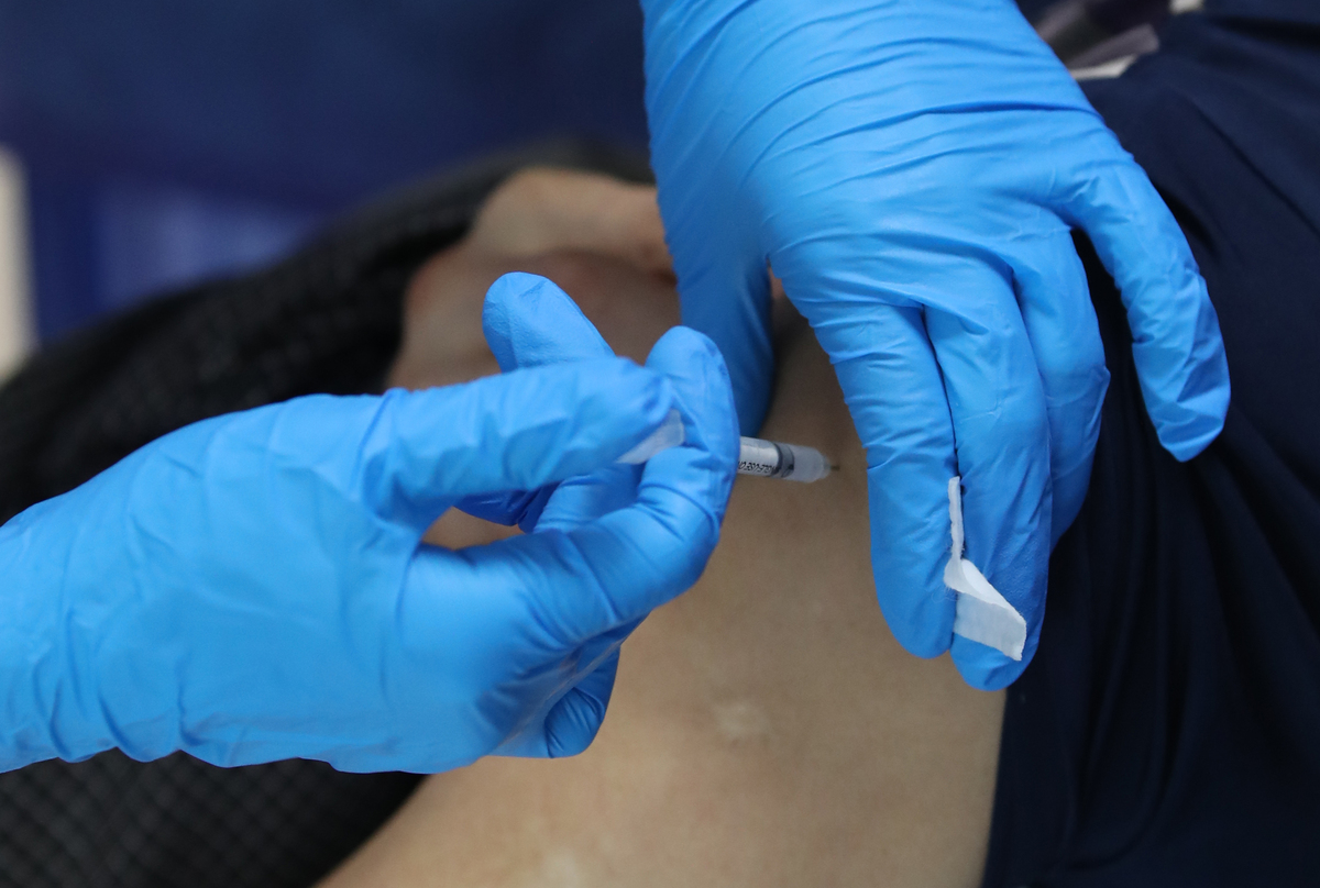 한 시민이 코로나19 백신 접종을 받고 있다. 뉴시스