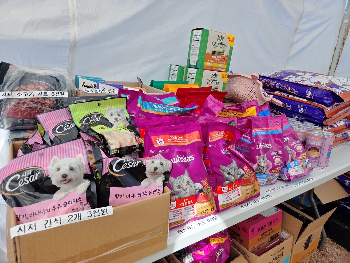 벚꽃 바자회의 메인 후원사인 한국마즈의 캣푸드 제품들이 진열돼 있다. 박재림 기자
