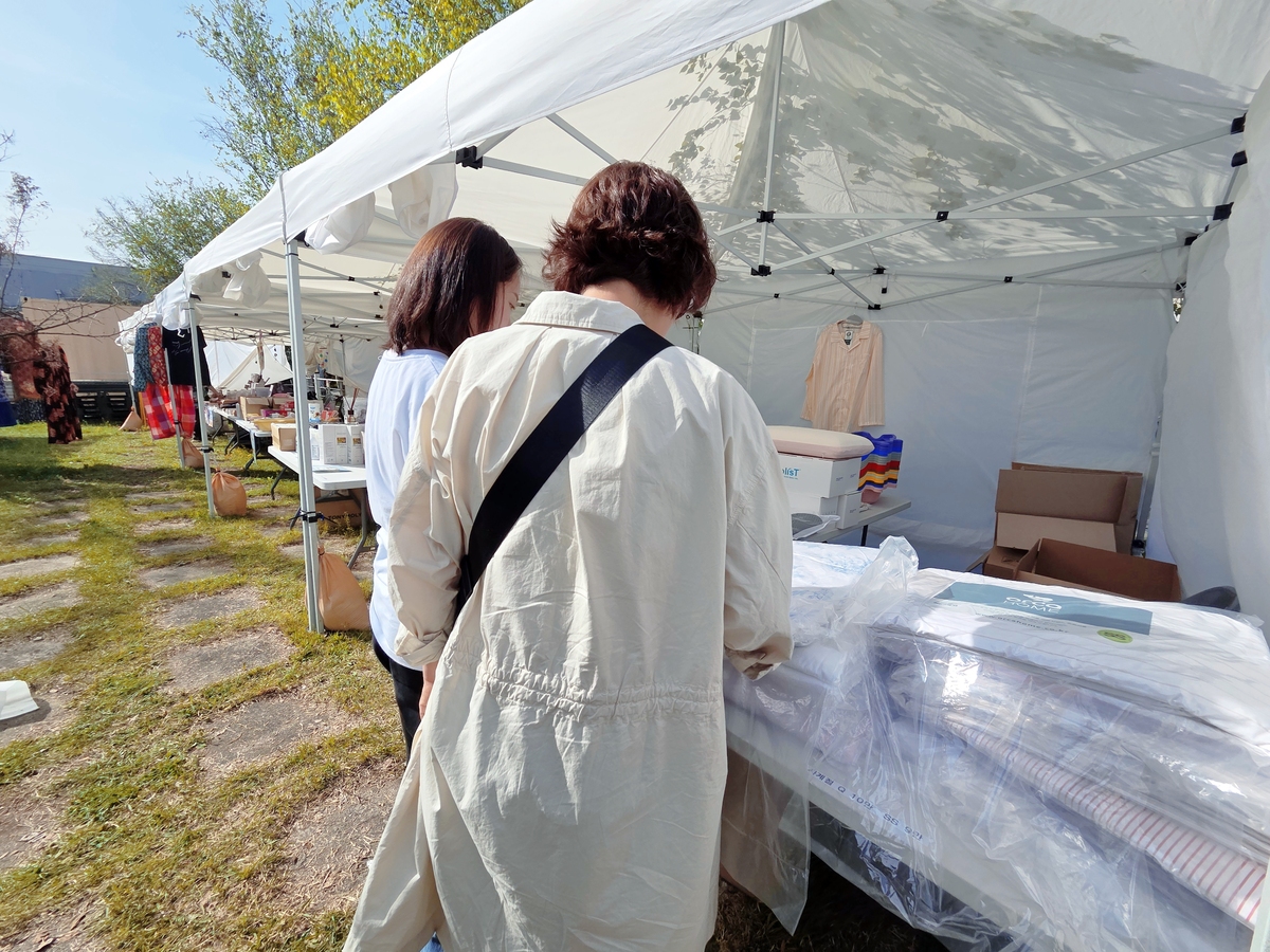 바자회 방문객이 오르카홈의 알레르기 케어 침구를&nbsp;살펴보고 있다. 박재림 기자