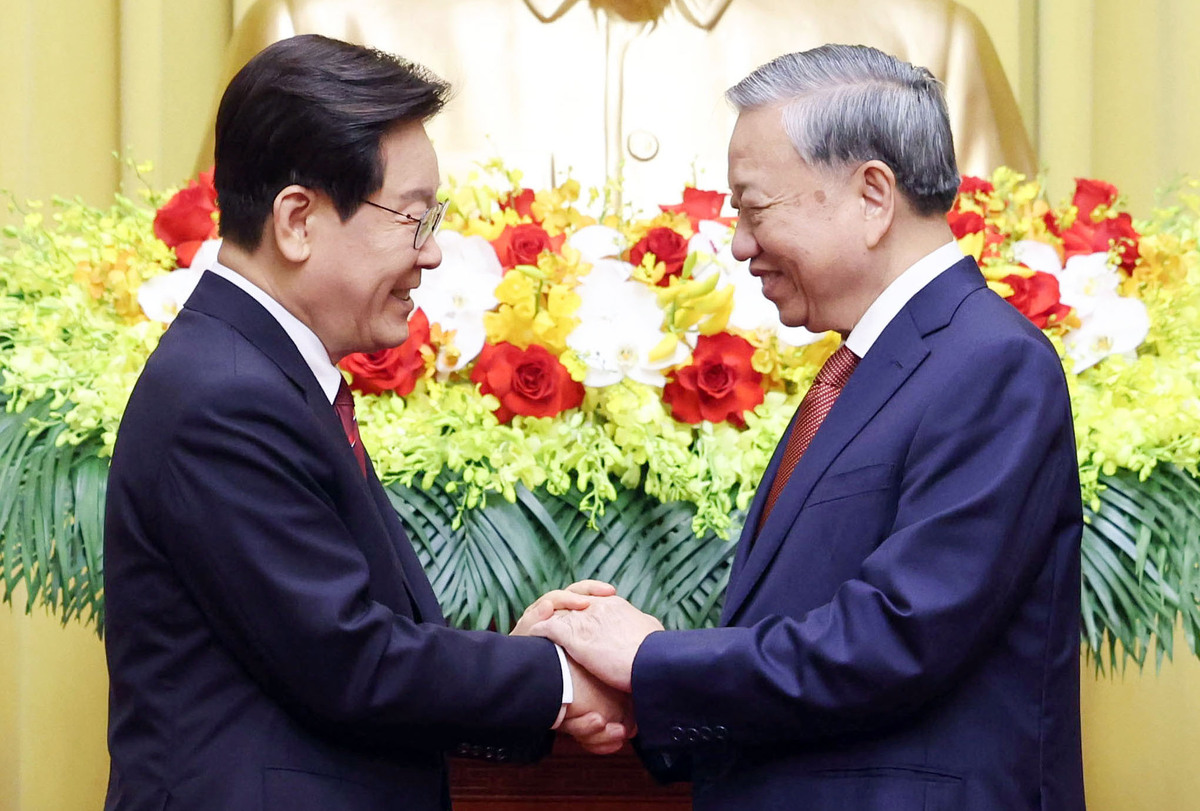 이재명 대통령과 또 럼 베트남 당 서기장 겸 국가주석이 22일(현지 시간) 하노이 주석궁에서 한-베트남 공동언론발표 마친 뒤 악수하고 있다. 뉴시스