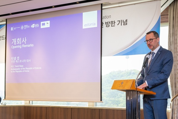 타넬&nbsp;셉&nbsp;주한&nbsp;에스토니아&nbsp;대사가&nbsp;개회사를&nbsp;진행&nbsp;중이다. 사진=에스토니아 친환경 에너지 사절단