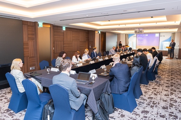 에스토니아를&nbsp;대표하는&nbsp;6개&nbsp;친환경&nbsp;에너지&nbsp;기업의&nbsp;방한을&nbsp;기념해&nbsp;국내&nbsp;언론인들에게&nbsp;에스토니아의&nbsp;혁신적인&nbsp;친환경&nbsp;에너지&nbsp;산업에&nbsp;대해&nbsp;소개하고&nbsp;있다.