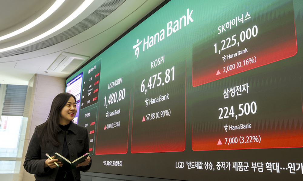 [서울=뉴시스] 정병혁 기자 = 23일 서울 중구 하나은행 딜링룸에서 직원들이 업무를 보고 있다. 이날 코스피는 전 거래일(6417.93)보다 57.88포인트(0.90%) 상승한 6475.81에, 코스닥 지수는 전 거래일(1181.12)보다 6.81포인트(0.58%) 하락한 1174.31에 마쳤다. 삼성전자는 전 날보다 7000원 오른 22만4500원에, SK하이닉스는 전 날보다 2000원 오른 122만5000원에 거래를 마쳤다. 2026.04.23. jhope@newsis.com