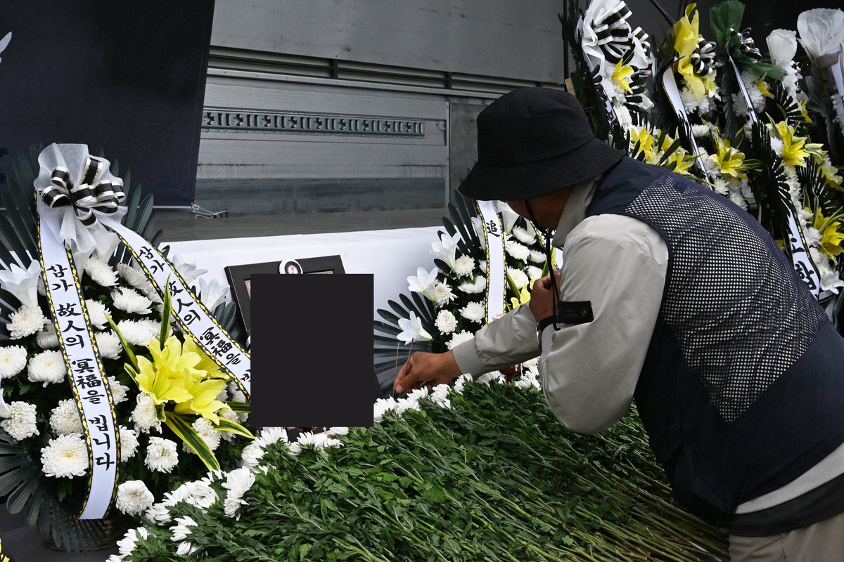 지난 22일 BGF로지스 진주센터 인근에 최근 집회 중 사고로 숨진 화물연대 조합원 A씨를 추모하는 합동분향소가 차려진 가운데 한 동료가 영전에 분향하고 있다. 뉴시스