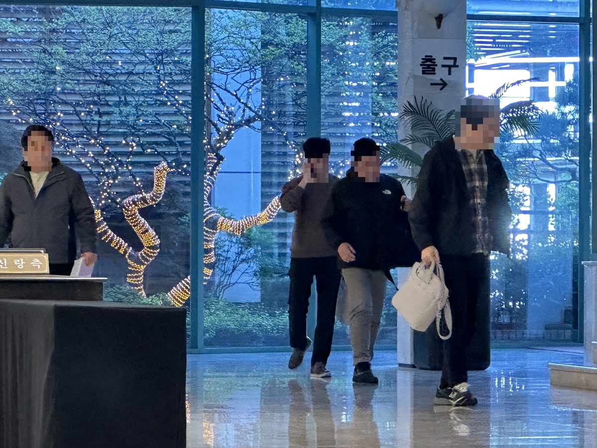 지난 22일 BGF로지스 관계자들이 &nbsp;화물연대와 진주 물류센터 사태와 관련한 본격적인 실무 협상을 위해 대전의&nbsp;한 호텔로&nbsp;들어오고 있다.&nbsp; 뉴시스