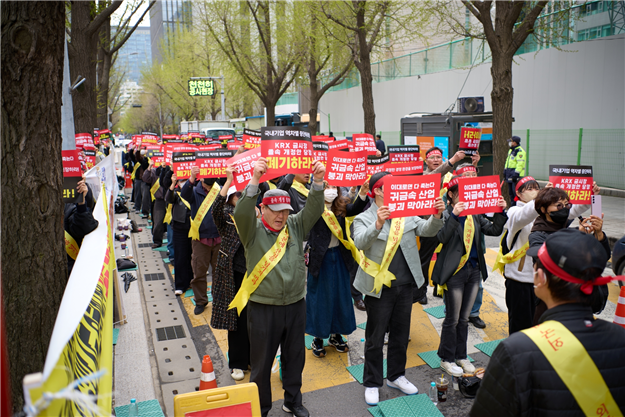 지난&nbsp;6일 한국주얼리산업단체총연합회 주최로 정부서울청사 인근에서 열린 집회에서 귀금속 업계 관계자들이 KRX 금시장 개정안에 반대하며 구호를 외치고 있다.