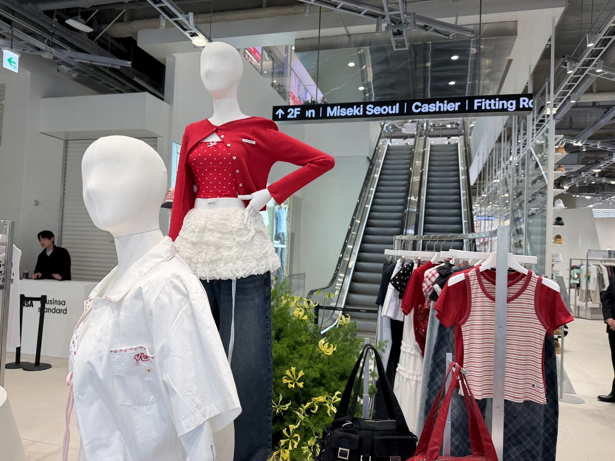 무신사 메가스토어 성수가 24일 정식으로 문을 연다. 총 5개 층, 2000평 규모로 백화점을 연상시키는 압도적 스케일을 자랑한다. 1층은 무신사 걸즈 브랜드로 채웠다. 이화연 기자