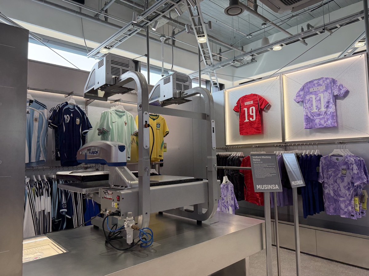 4층에 도입된 유니폼 마킹 기계. 이화연 기자