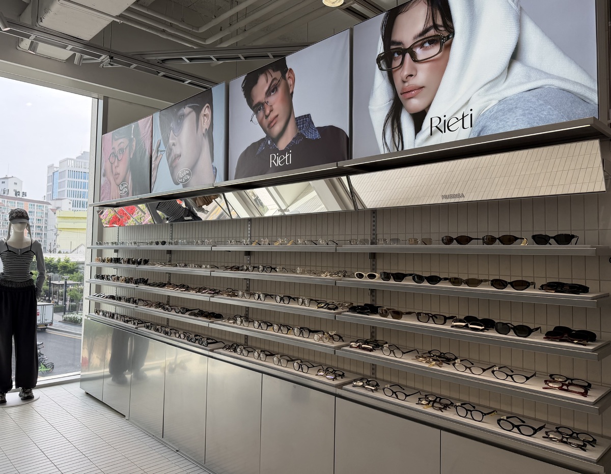 2층 아이웨어 코너. 이화연 기자