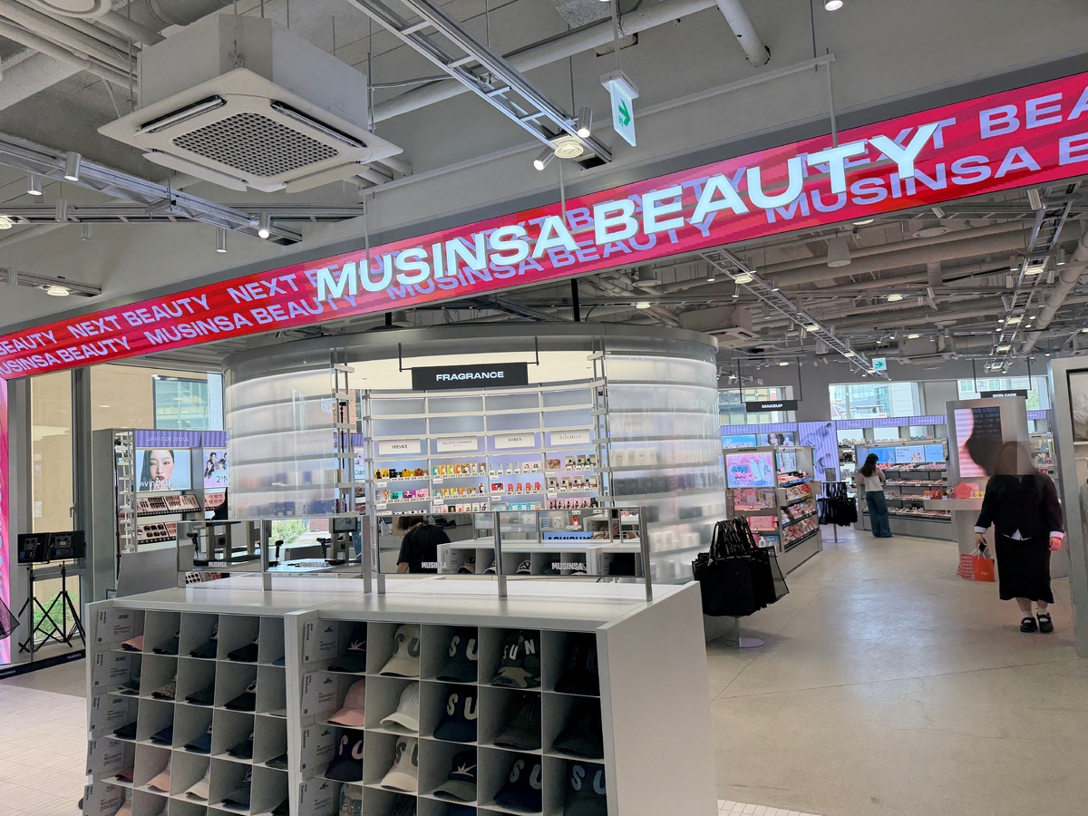 2층 무신사 뷰티의 첫 오프라인 매장이 화려한 LED로 꾸며졌다. 이화연 기자