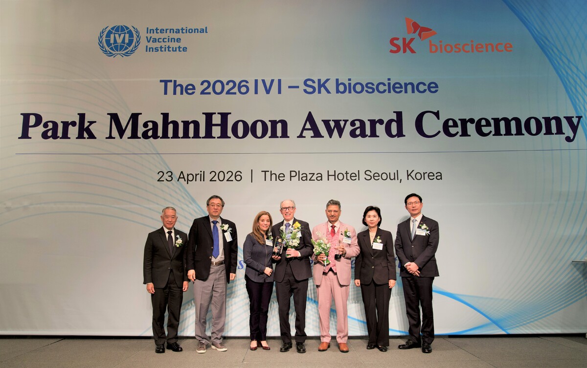 박만훈상 시상식에서 수상자와 주요 관계자들이 기념사진을 찍고 있다.&nbsp;왼쪽부터 제롬 김IVI&nbsp;사무총장,&nbsp;이종구 전 질병관리본부장, 월터&nbsp;A.&nbsp;오렌스타인&nbsp;교수 부부,&nbsp;라진더 수리 DCVMN CEO,&nbsp;지영미 전 질병관리청장,&nbsp;안재용&nbsp;SK바이오사이언스 사장. SK바이오사이언스 제공