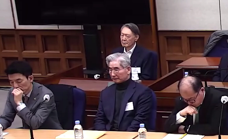 12·3 비상계엄의 명분을 만들기 위해 드론작전사령부에 평양 무인기 투입 작전을 지시한 혐의로 기소된 윤석열 전 대통령에게 징역 30년, 김용현 전 국방부 장관에게 징역 25년이 구형됐다. 사진은 지난 2월&nbsp;내란 우두머리 혐의 사건 1심 선고기일에서 지귀연 부장판사의 판결문을 듣고 있는 윤 전 대통령(가운데 위)과 김&nbsp;전 장관(가운데).&nbsp;뉴시스