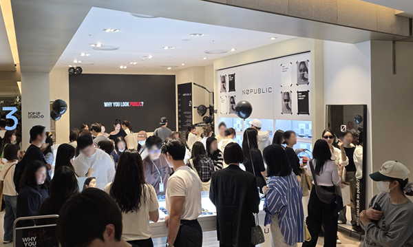 하우스&nbsp;아이웨어&nbsp;브랜드&nbsp;‘노퍼블릭’이&nbsp;16일부터&nbsp;14일간&nbsp;더현대서울&nbsp;3층에서&nbsp;팝업스토어를&nbsp;진행&nbsp;중이다.&nbsp;(사진=제이에스아이웨어)