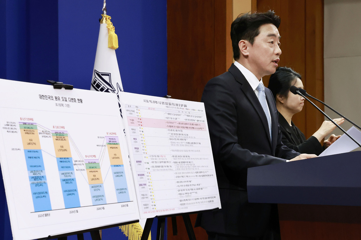 강훈식 비서실장이 24일 청와대에서 비상경제 상황 관련 브리핑을 하고 있다. 뉴시스