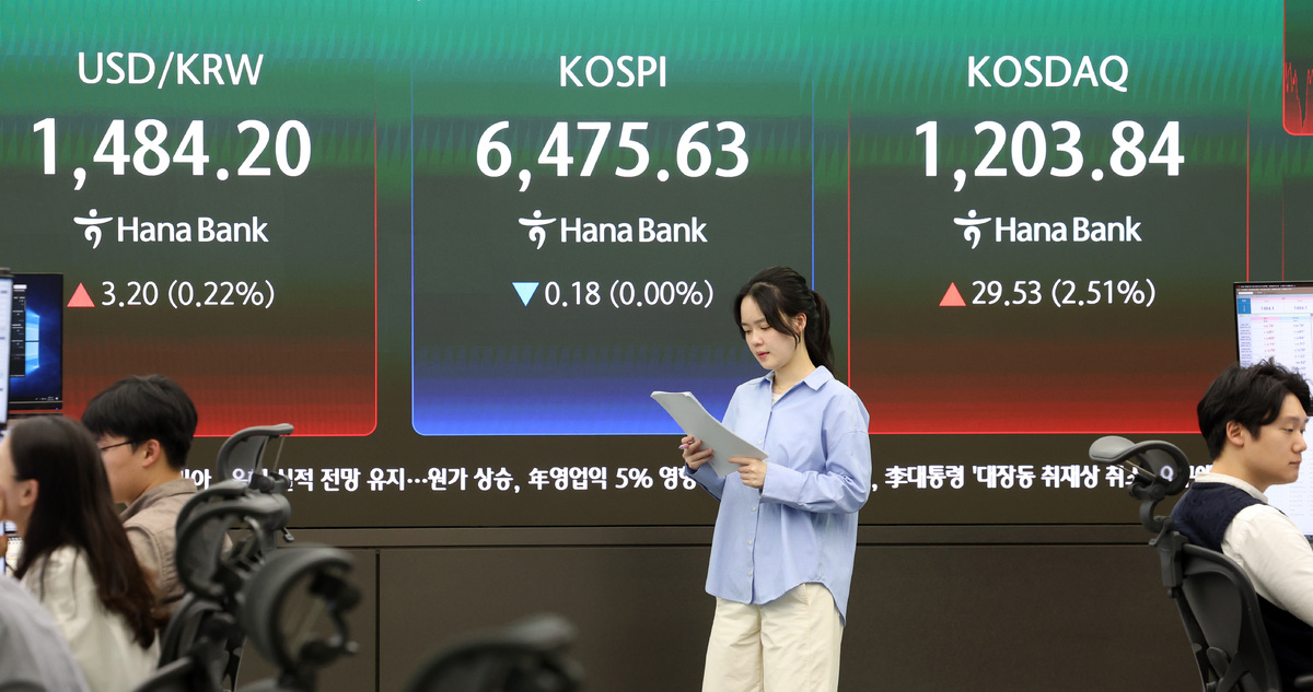 코스피가 전 거래일(6475.81)보다 0.18포인트(0.00%) 내린 6475.63에 마감한 24일 오후 서울 중구 하나은행 딜링룸 전광판에 종가가 표시돼&nbsp;있다. 코스닥 지수는 전 거래일(1174.31)보다 29.53포인트(2.51%) 상승한 1203.84, 서울 외환시장에서 원·달러 환율은 전 거래일(1481.0원)보다 3.5원 오른 1484.5원에 주간 거래를 마감했다. 뉴시스