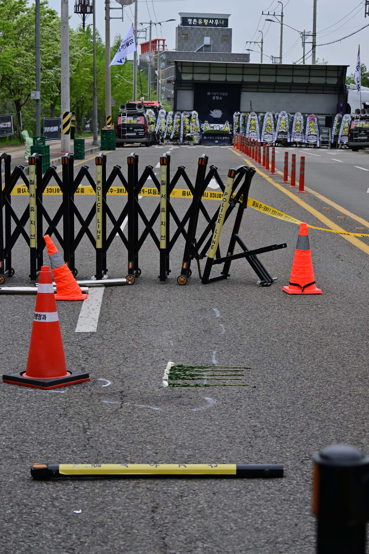 최근 경남 진주시 정촌면 BGF로지스 진주센터 인근 사고 현장에는 사고 화물차량이 세워져 있고, 그 옆에는 사고로 숨진 A조합원을 추모하는 조화가 놓여 있다. 뉴시스