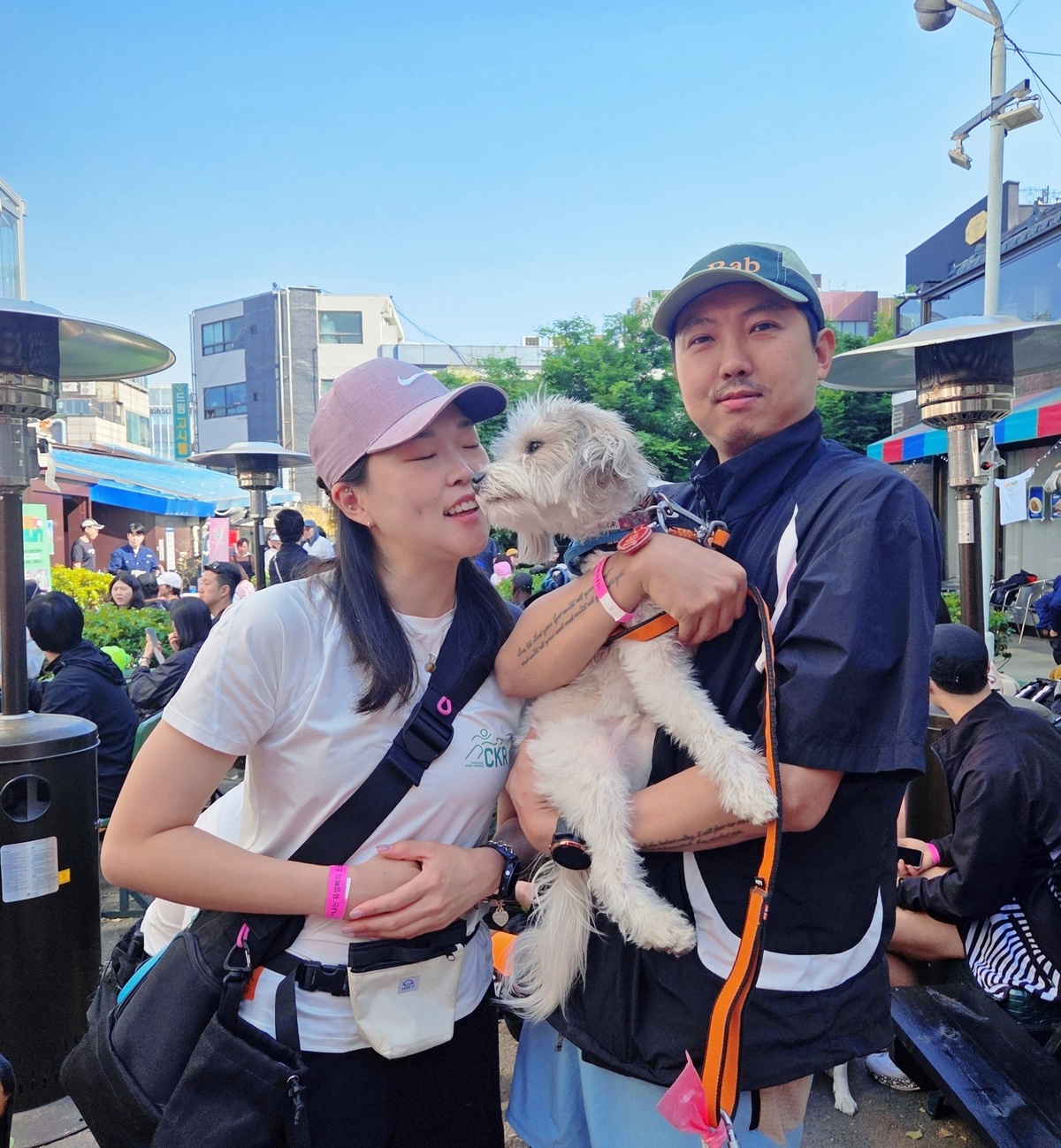 든든런에 참가한 최성욱-정혜연 씨 부부가 반려견 ‘모디’와 기념사진을 찍고 있다. 경기 구리시에서 부부는 “두살 모디는 10평 남짓한 공간서 80마리 강아지를 키운 애니멀호더로부터 구조돼 보호소에서 지내다 재작년 저희 집으로 왔다”고 소개하며 “지난해 개춘기가 와서 에너지 발산을 시켜주려고 같이 달리기 시작한 것이 우리 가족의 취미가 됐다. 달릴 때 기도를 압박하지 않는 러닝용 하네스도 구매했다. 반려견 동반 러닝크루들에겐 기본 아이템”이라고 웃었다. 박재림 기자