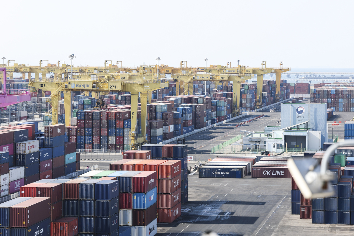 인천 연수구 인천신항 야적장에 컨테이너가 놓여 있다. 뉴시스